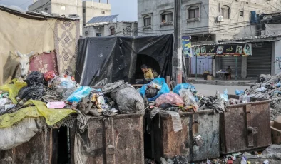 Gazze’de İsrail saldırıları sonucu biriken çöp ve atıklar sağlık tehdidi oluşturuyor