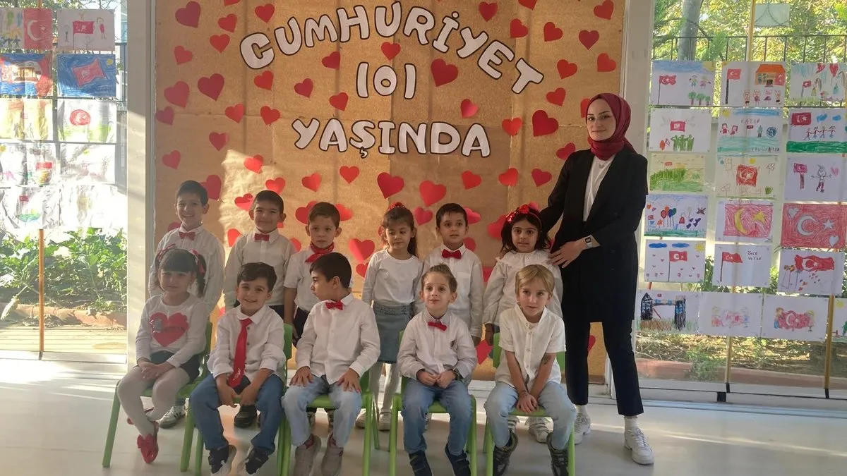 Anaokulu çocuklarından coşkulu 101. Yıl gösterisi: Minikler kalplerindeki vatan sevgisini kağıda böyle döktüler