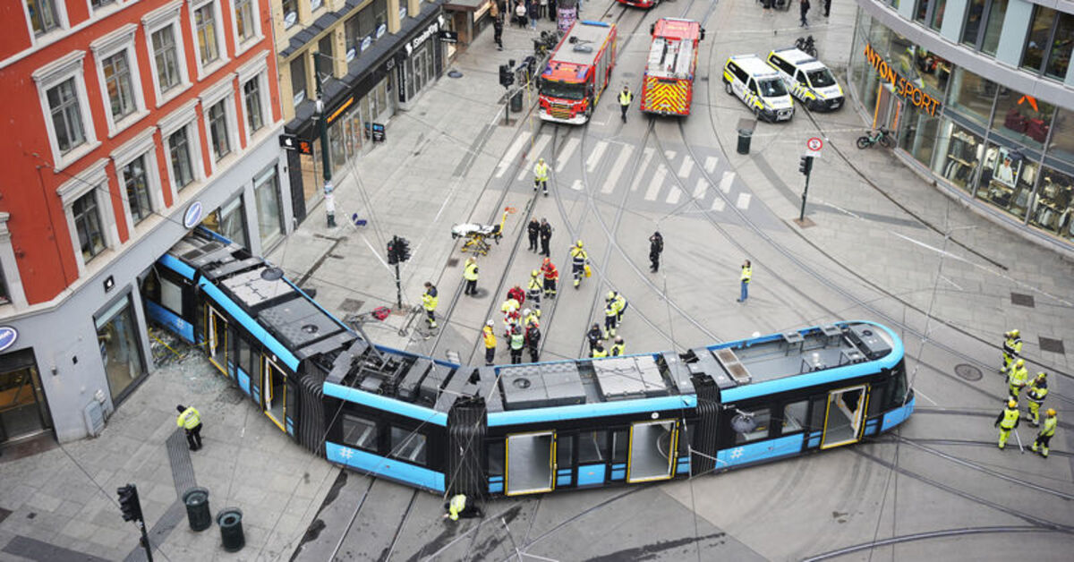 Oslo’da bir tramvay raydan çıktı, mağazaya girdi!