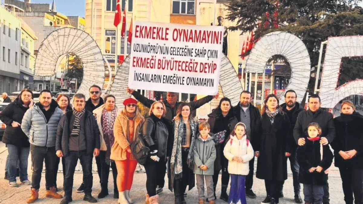 CHP’li belediyenin kapı önüne koyduğu işçiler eylemde